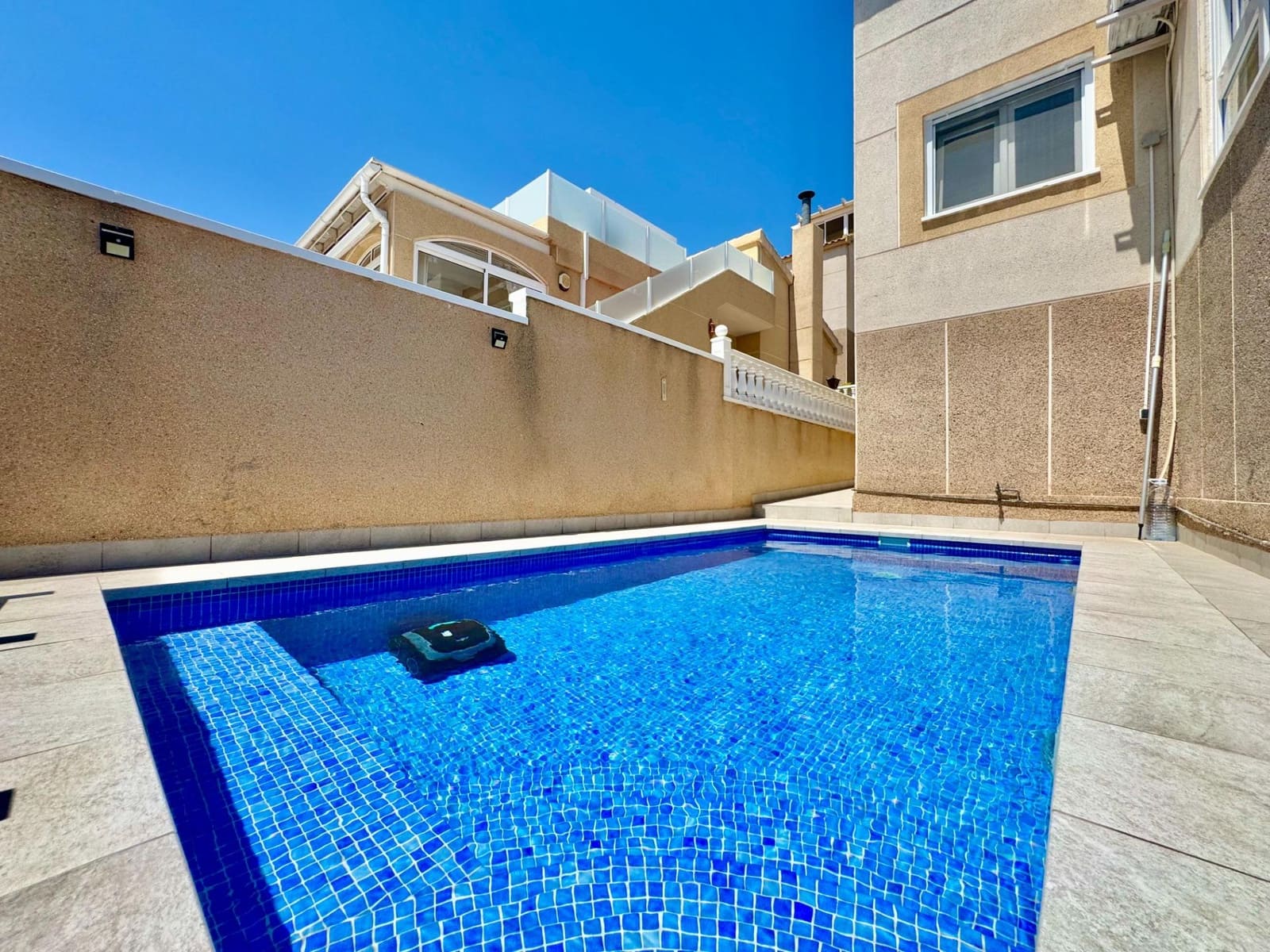 Chalet de 2 habitaciones en Orihuela Costa en venta con piscina garaje - 245.000 € (Ref: 9975833)