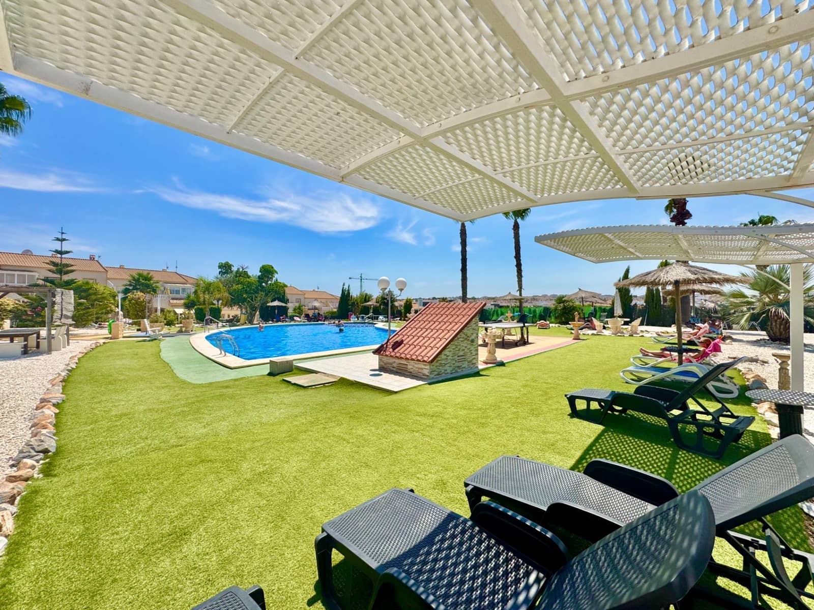 Chalet de 2 habitaciones en Orihuela Costa en venta con piscina garaje - 245.000 € (Ref: 9975833)