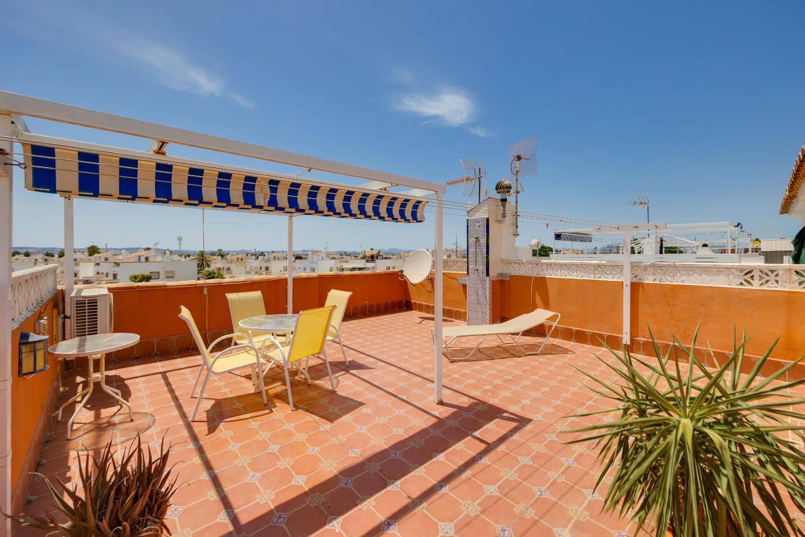 2 soverom Bungalow til salgs i Torrevieja med svømmebasseng - € 144 969 (Ref: 9981082)