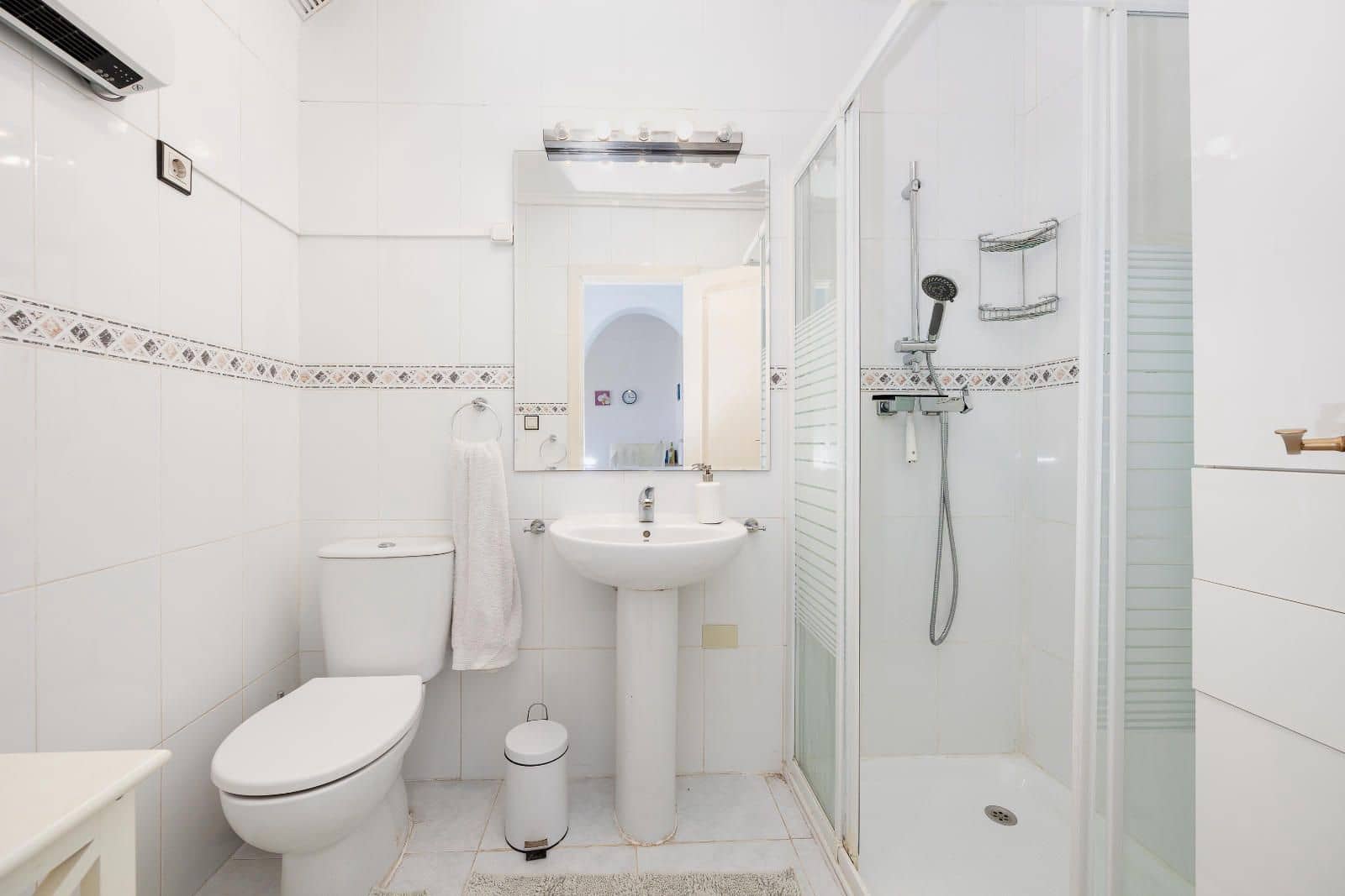 2 soverom Bungalow til salgs i Torrevieja med svømmebasseng - € 144 969 (Ref: 9981082)