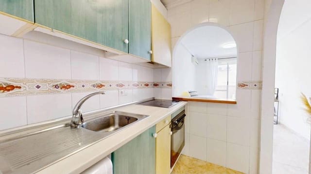 2 soverom Penthouse til salgs i Torrevieja med svømmebasseng - € 136 500 (Ref: 9983916)