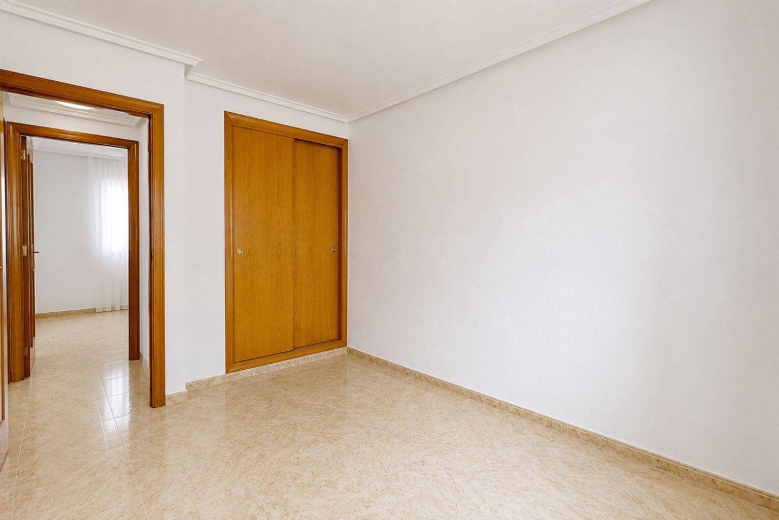 2 soverom Penthouse til salgs i Torrevieja med svømmebasseng - € 136 500 (Ref: 9983916)