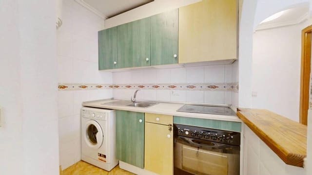 2 soverom Penthouse til salgs i Torrevieja med svømmebasseng - € 136 500 (Ref: 9983916)