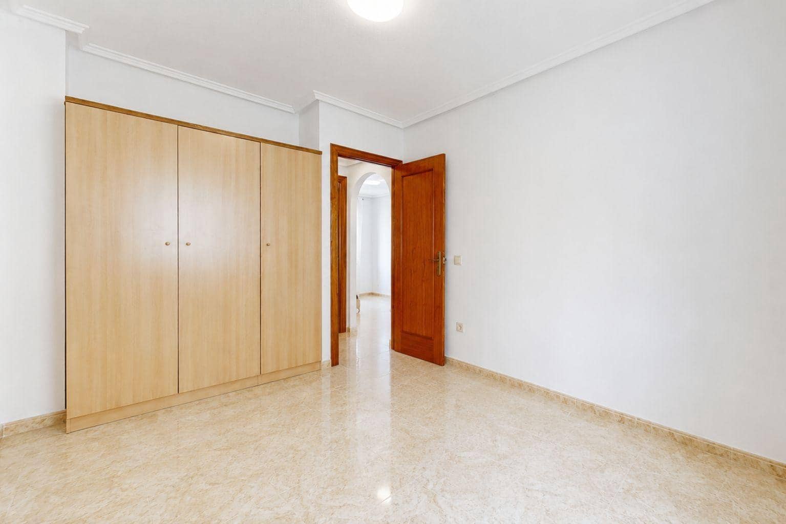 2 soverom Penthouse til salgs i Torrevieja med svømmebasseng - € 136 500 (Ref: 9983916)