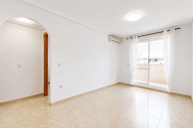 2 soverom Penthouse til salgs i Torrevieja med svømmebasseng - € 136 500 (Ref: 9983916)