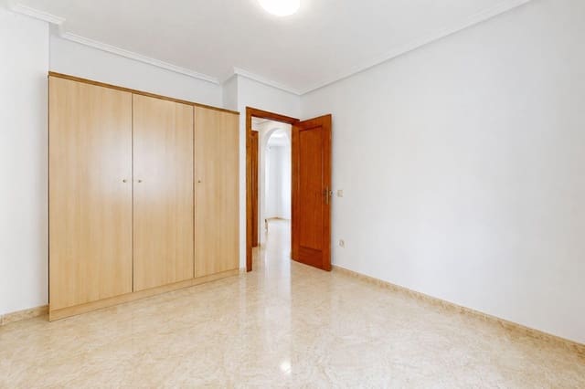 2 soverom Penthouse til salgs i Torrevieja med svømmebasseng - € 136 500 (Ref: 9983916)
