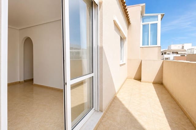 2 soverom Penthouse til salgs i Torrevieja med svømmebasseng - € 136 500 (Ref: 9983916)