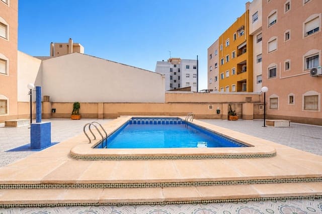 2 soverom Penthouse til salgs i Torrevieja med svømmebasseng - € 136 500 (Ref: 9983916)