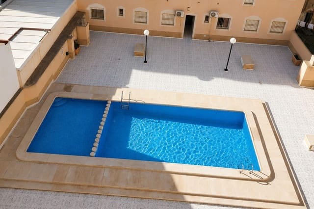 2 soverom Penthouse til salgs i Torrevieja med svømmebasseng - € 136 500 (Ref: 9983916)