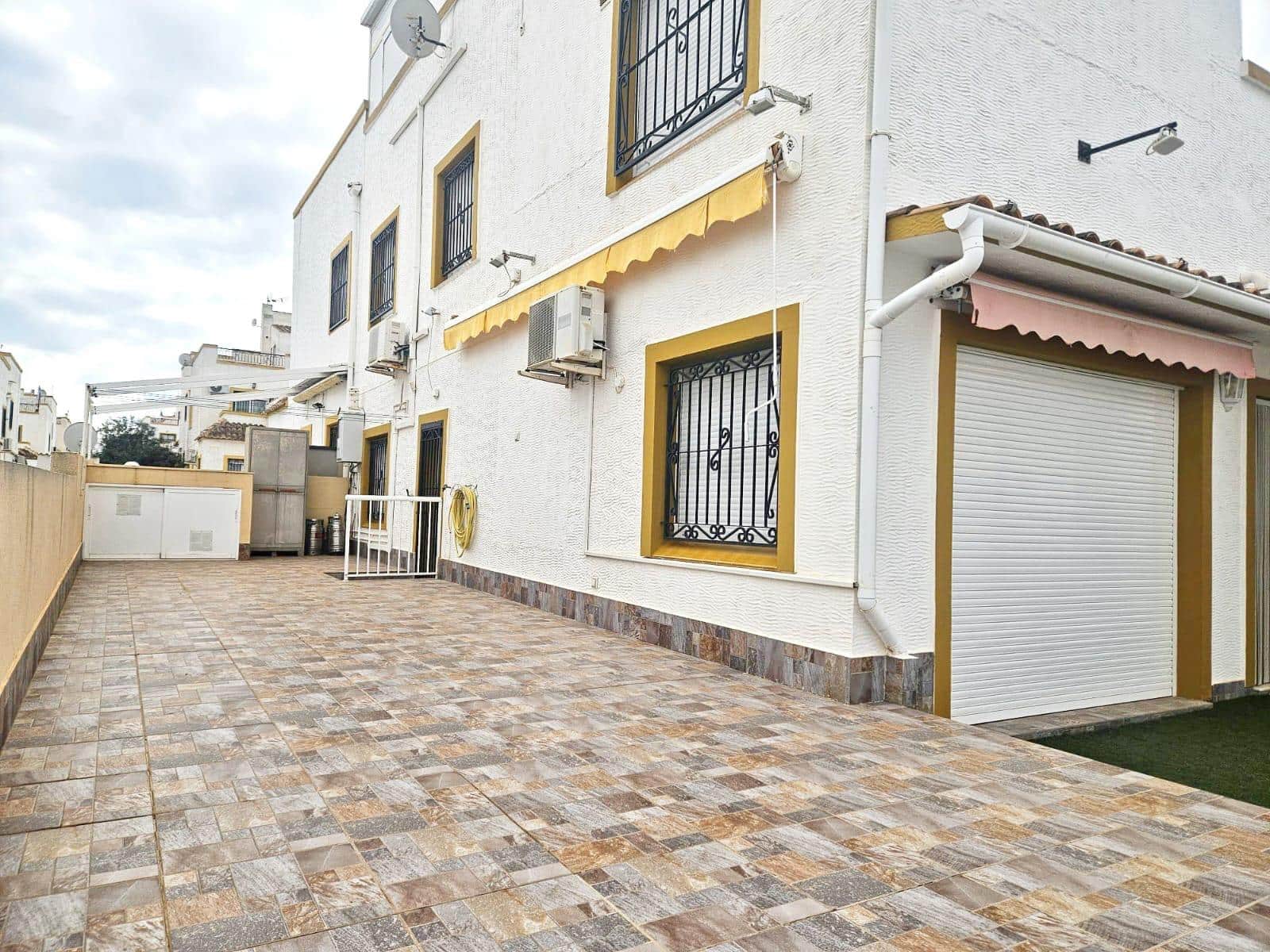 6 chambre Villa/Maison Mitoyenne à vendre à Orihuela Costa avec piscine garage - 280 000 € (Ref: 9999342)