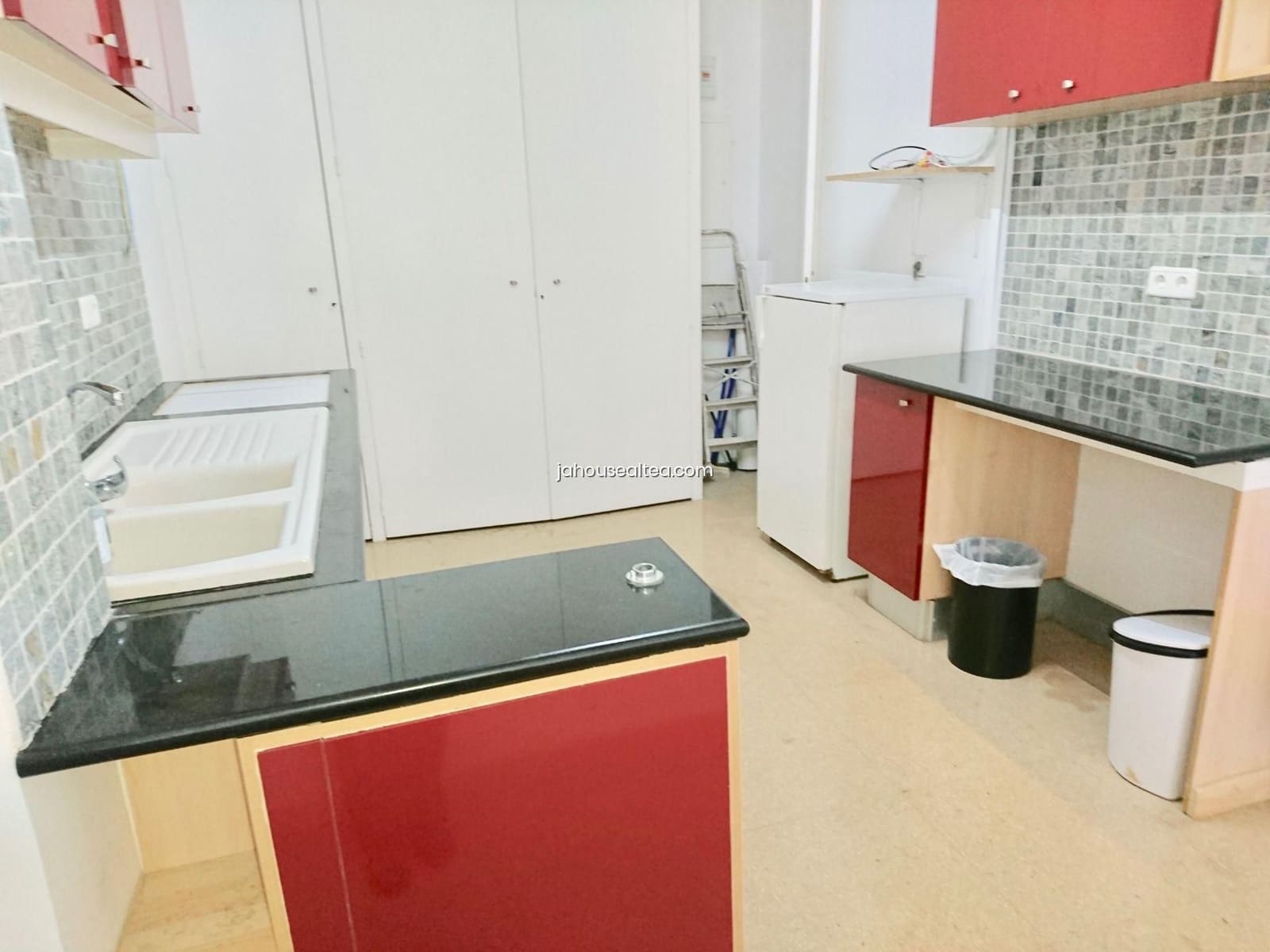 Commercial for sale in Altea with garage - € 450,000 (Ref: 4792506)