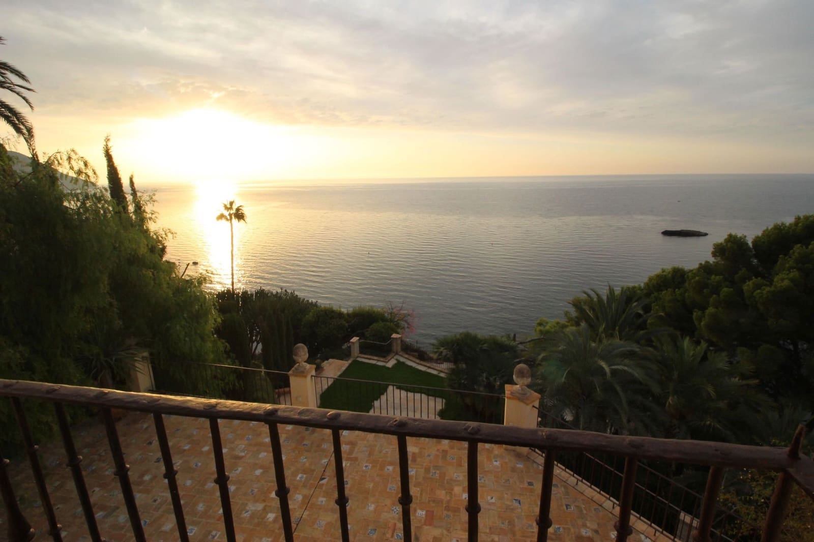 4 bedroom Villa for sale in Altea with pool - € 3,450,000 (Ref: 8737235)