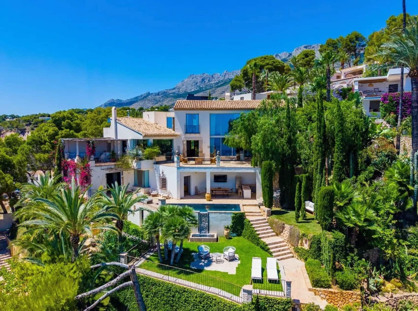 4 bedroom Villa for sale in Altea with pool - € 3,450,000 (Ref: 8737235)
