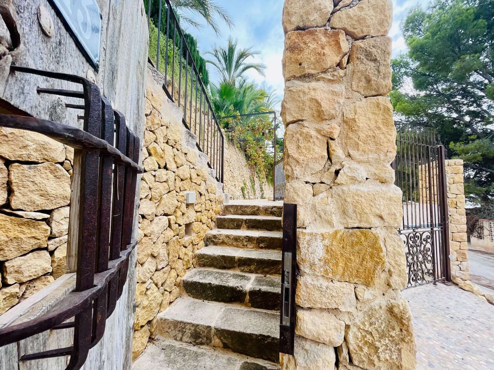 4 bedroom Villa for sale in Altea with pool - € 3,450,000 (Ref: 8737235)