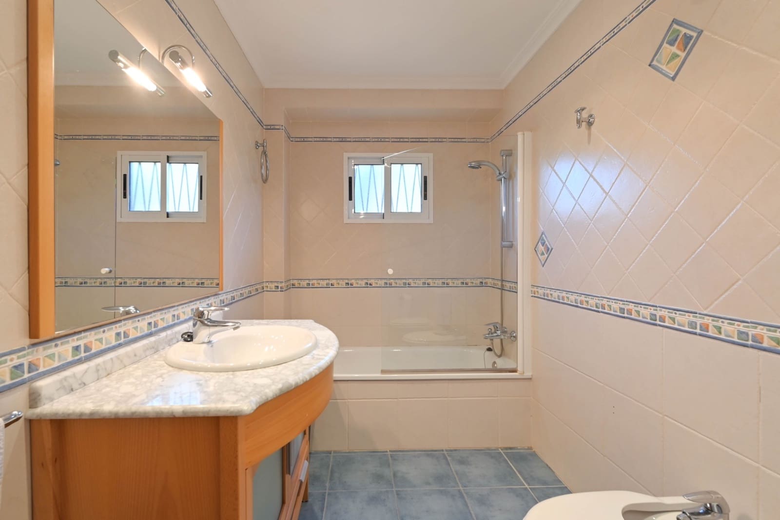 6 bedroom Villa for sale in Alzira with pool garage - € 650,000 (Ref: 8806738)