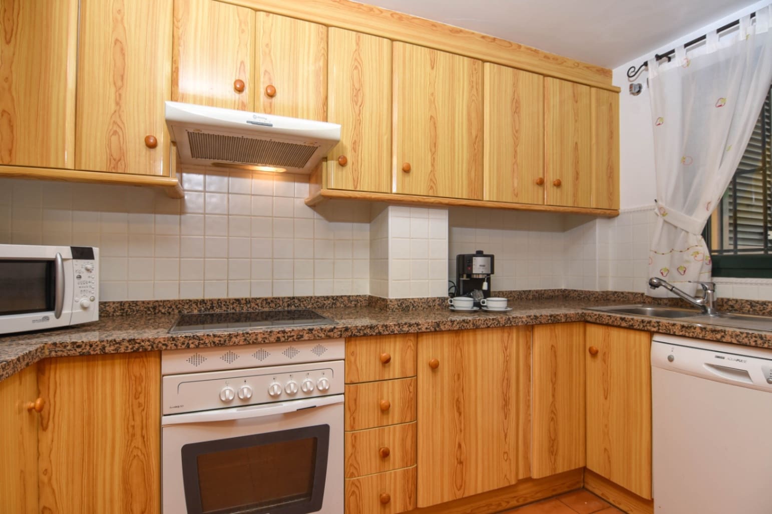 3 soveværelse Byhus til leje i Benitachell / Benitatxell med swimmingpool garage - € 1.400 (Ref: 9379732)