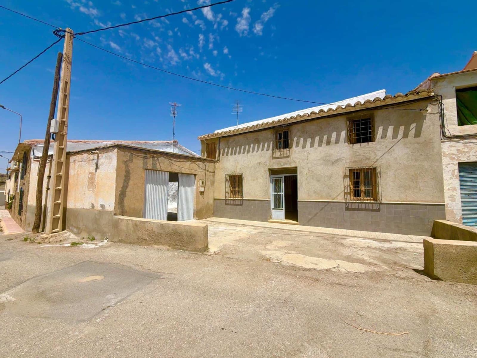 4 slaapkamer Villa te koop in Huercal-Overa met garage - € 69.950 (Ref: 10089578)