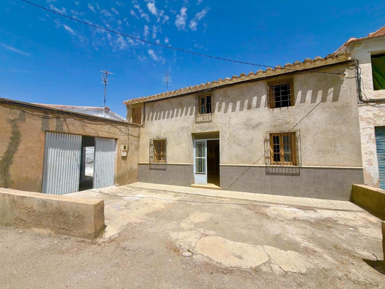 4 slaapkamer Villa te koop in Huercal-Overa met garage - € 69.950 (Ref: 10089578)