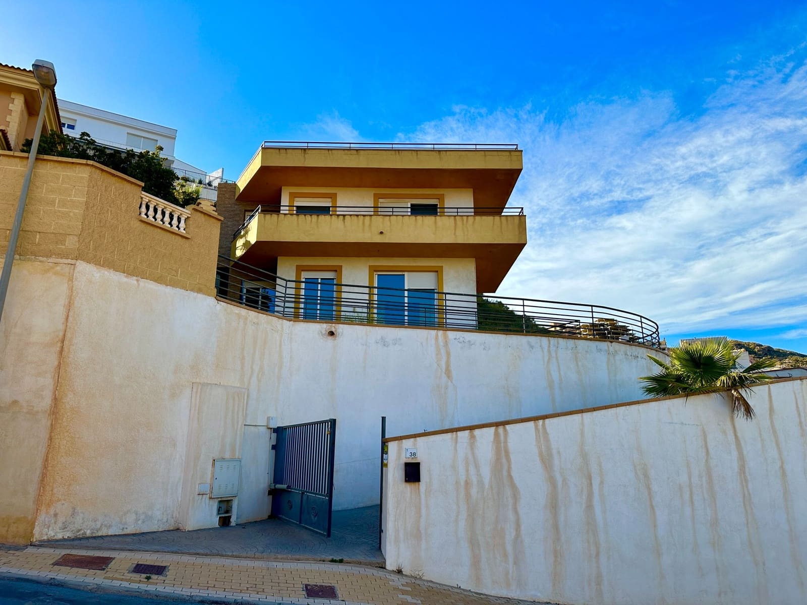 5 bedroom Villa for sale in Roquetas de Mar with pool garage €