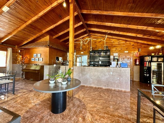 5 soverom Kommersiell til salgs i Granada by med svømmebasseng garasje - € 550 000 (Ref: 7573124)