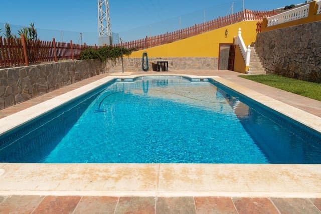 Chalet de 4 habitaciones en Adra en venta con piscina garaje - 535.000 € (Ref: 9603103)