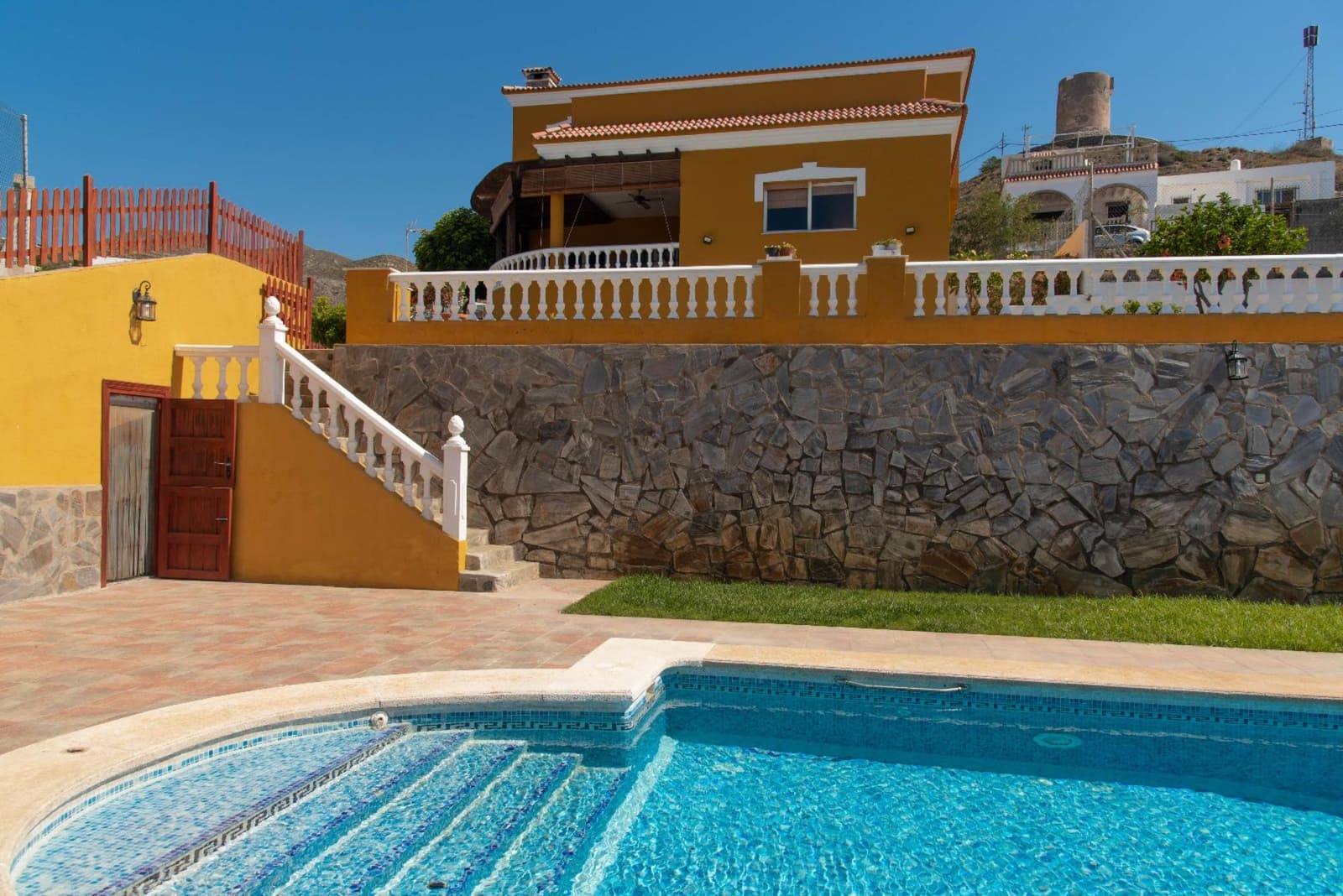 Chalet de 4 habitaciones en Adra en venta con piscina garaje - 535.000 € (Ref: 9603103)