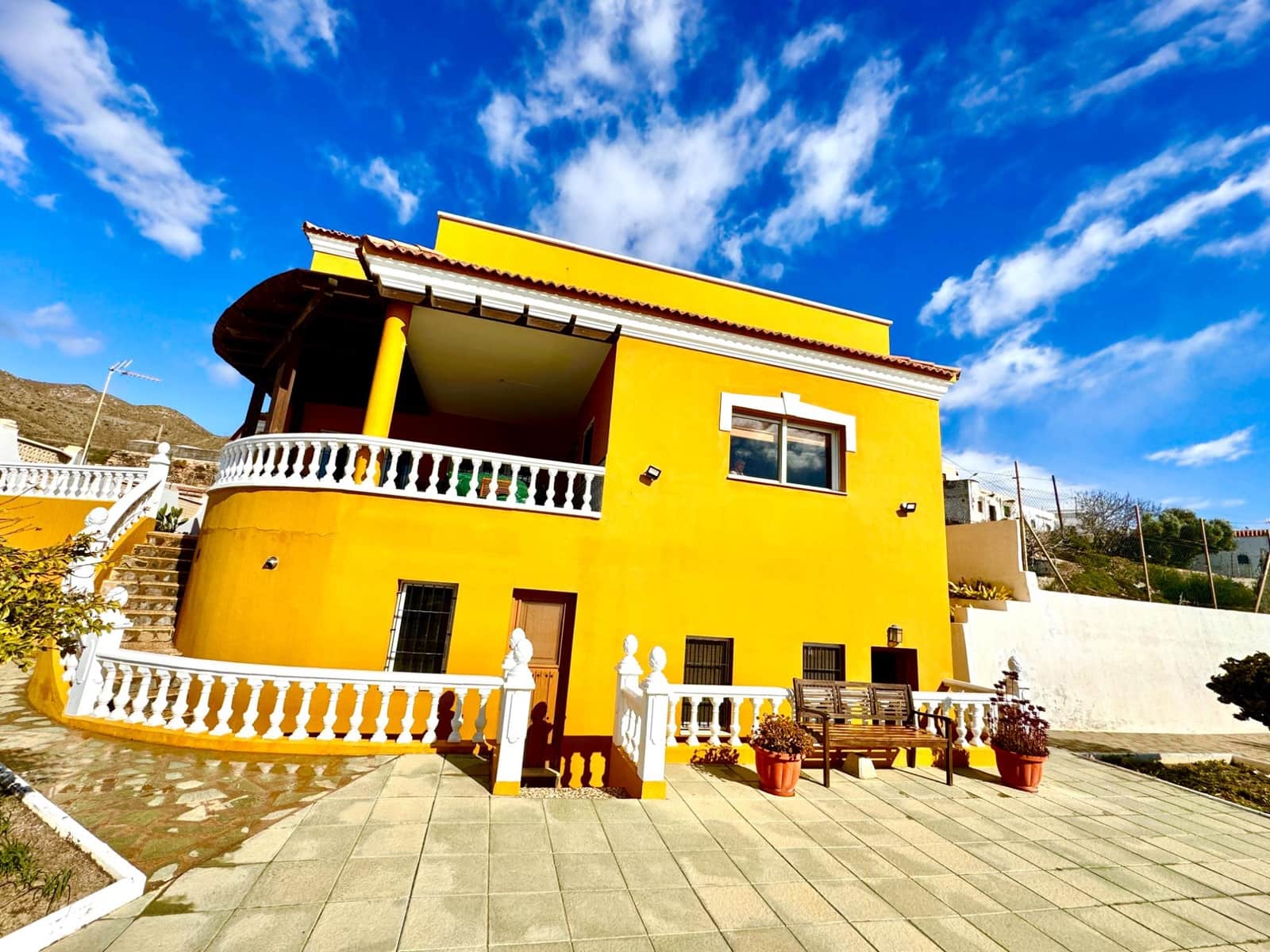 Chalet de 4 habitaciones en Adra en venta con piscina garaje - 535.000 € (Ref: 9603103)