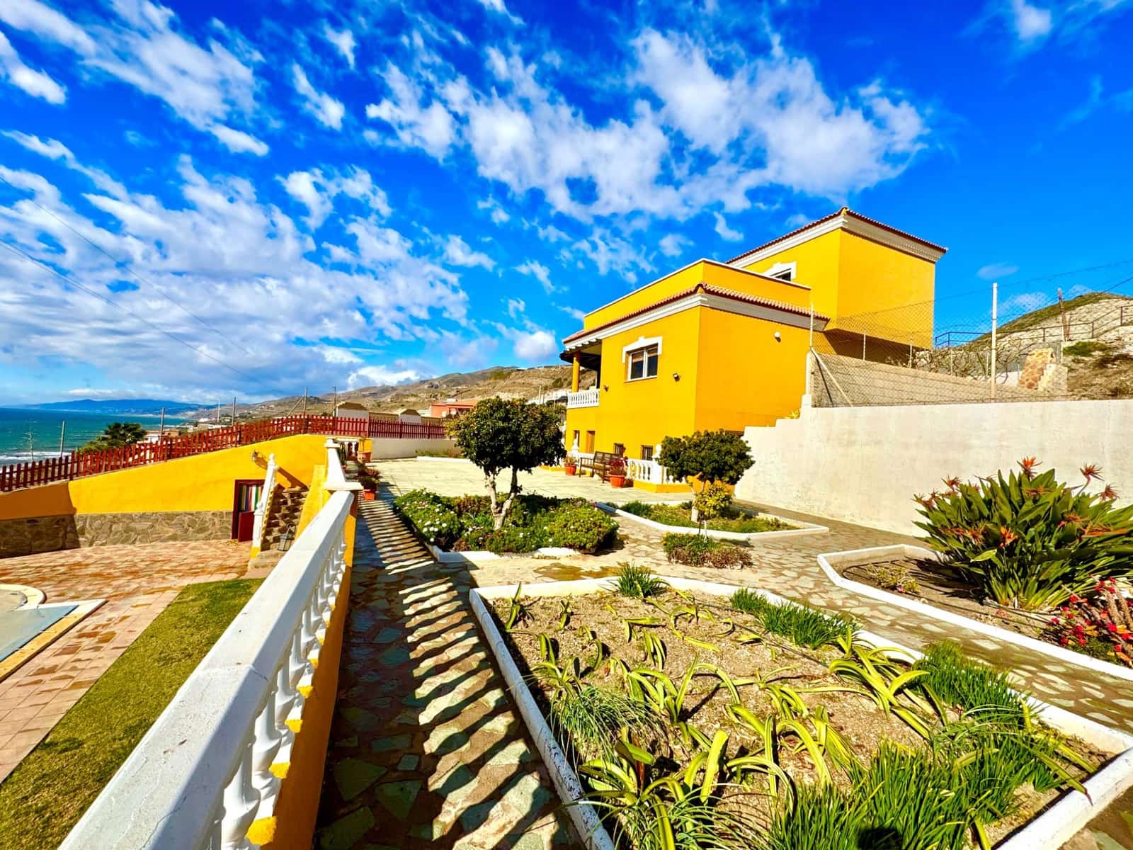 Chalet de 4 habitaciones en Adra en venta con piscina garaje - 535.000 € (Ref: 9603103)