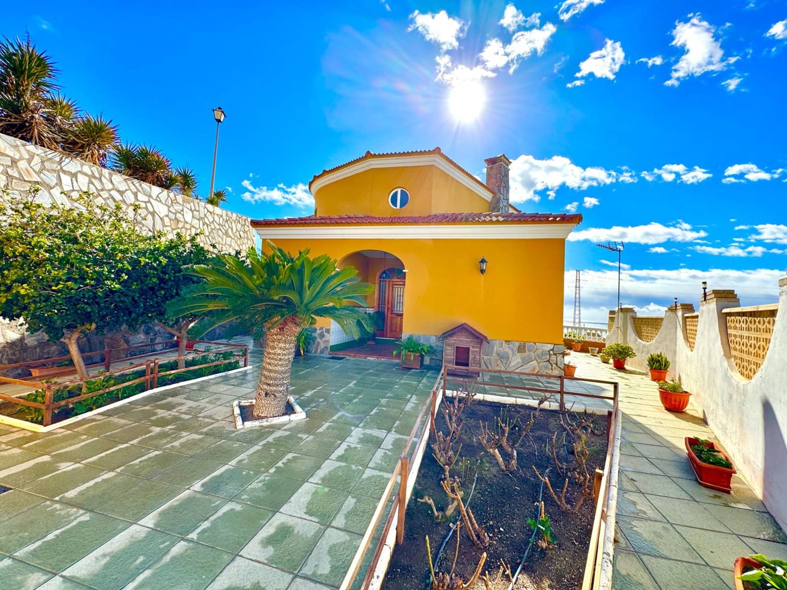 Chalet de 4 habitaciones en Adra en venta con piscina garaje - 535.000 € (Ref: 9603103)