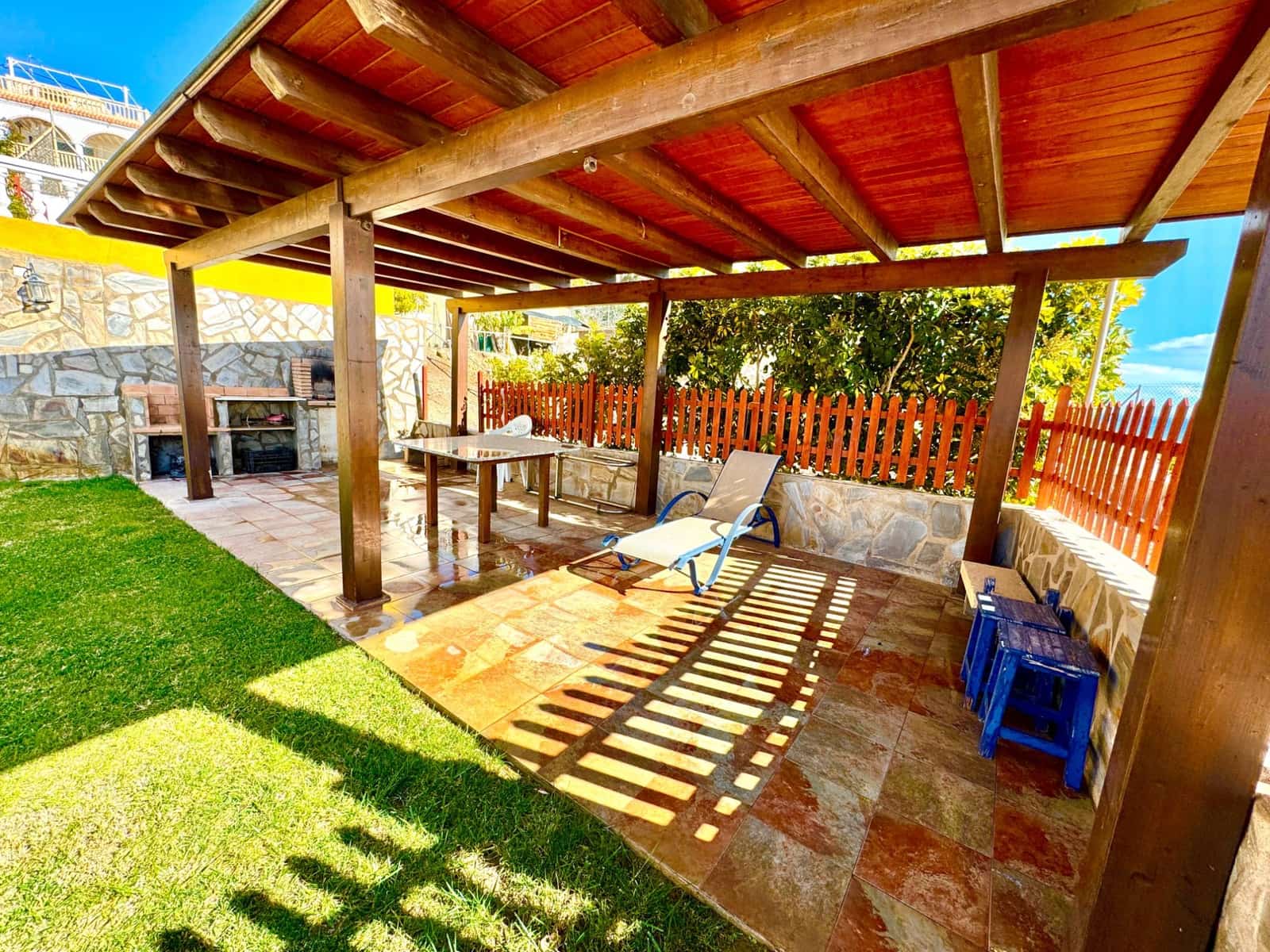 Chalet de 4 habitaciones en Adra en venta con piscina garaje - 535.000 € (Ref: 9603103)