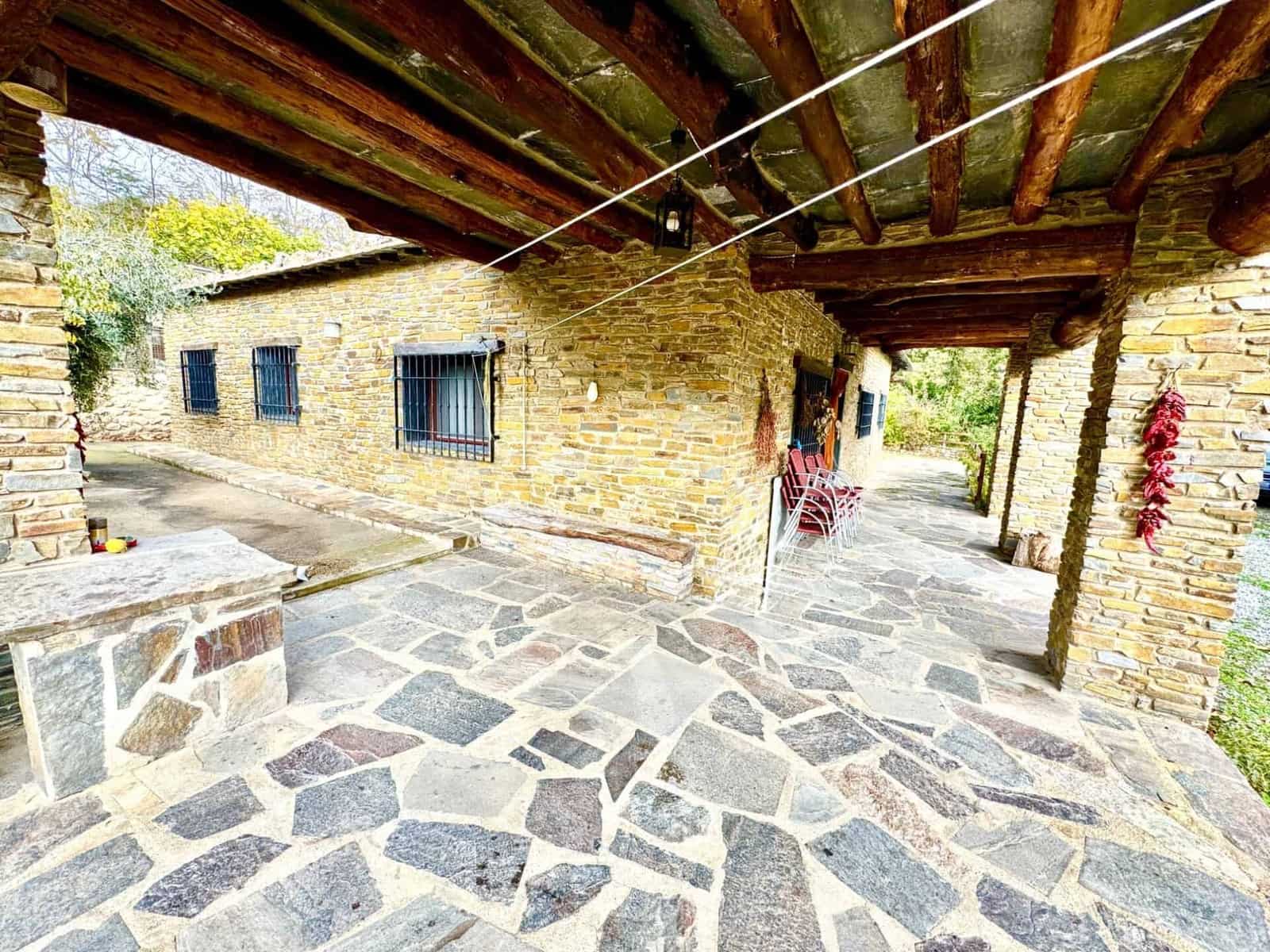 3 Zimmer Villa zu verkaufen in Yegen mit Garage - 275.000 € (Ref: 9603104)