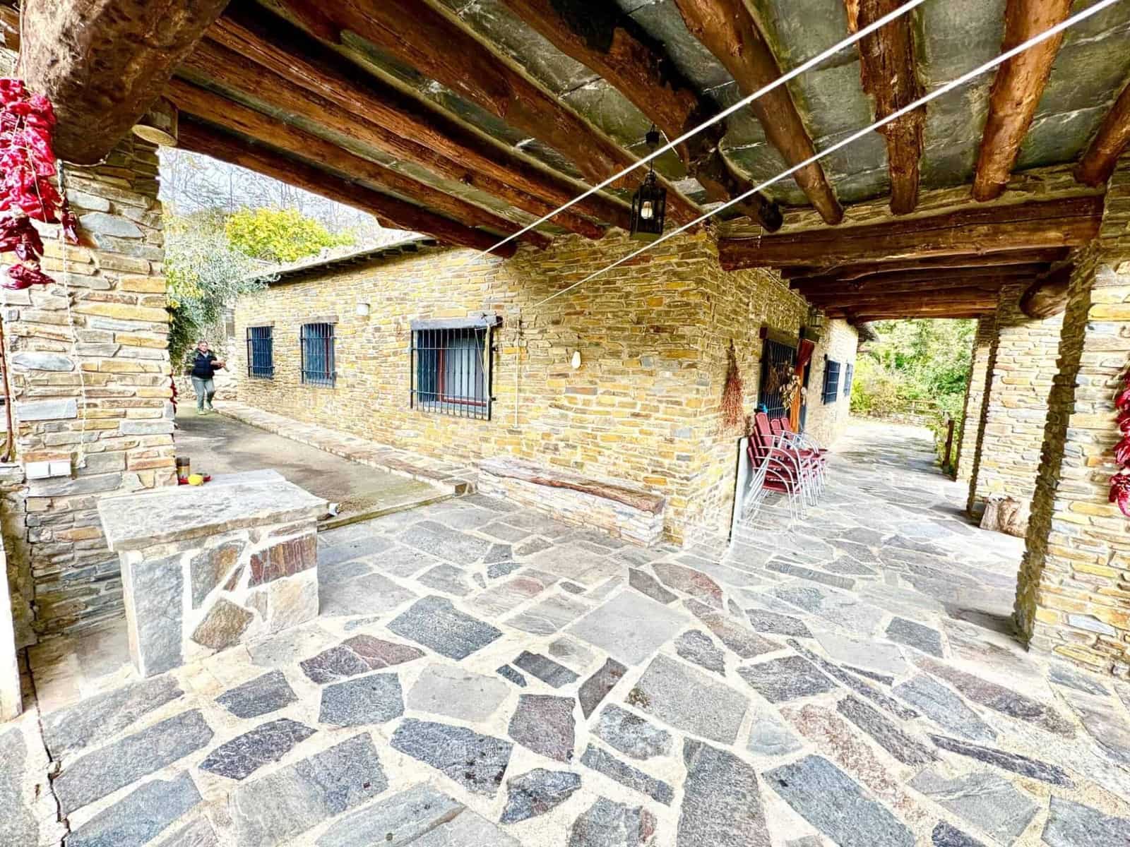 3 Zimmer Villa zu verkaufen in Yegen mit Garage - 275.000 € (Ref: 9603104)