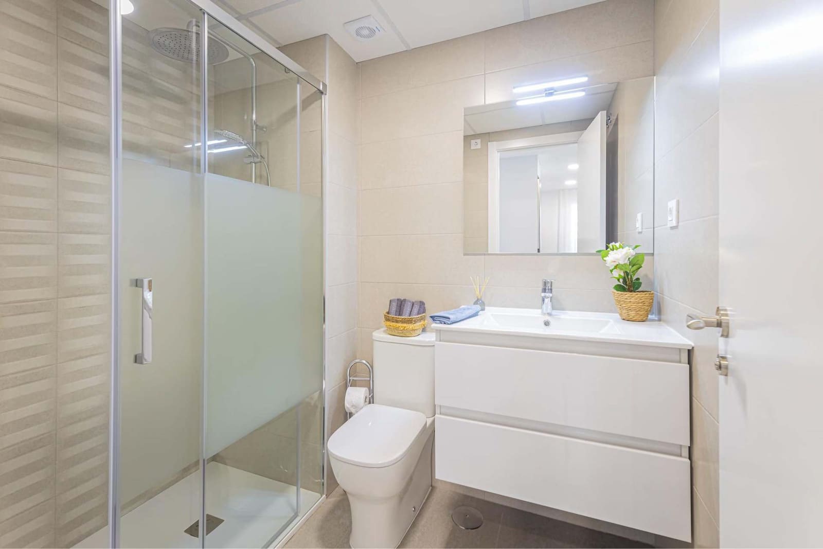 2 bedroom Apartment for sale in La Manga del Mar Menor with pool garage - € 196,028 (Ref: 9603113)