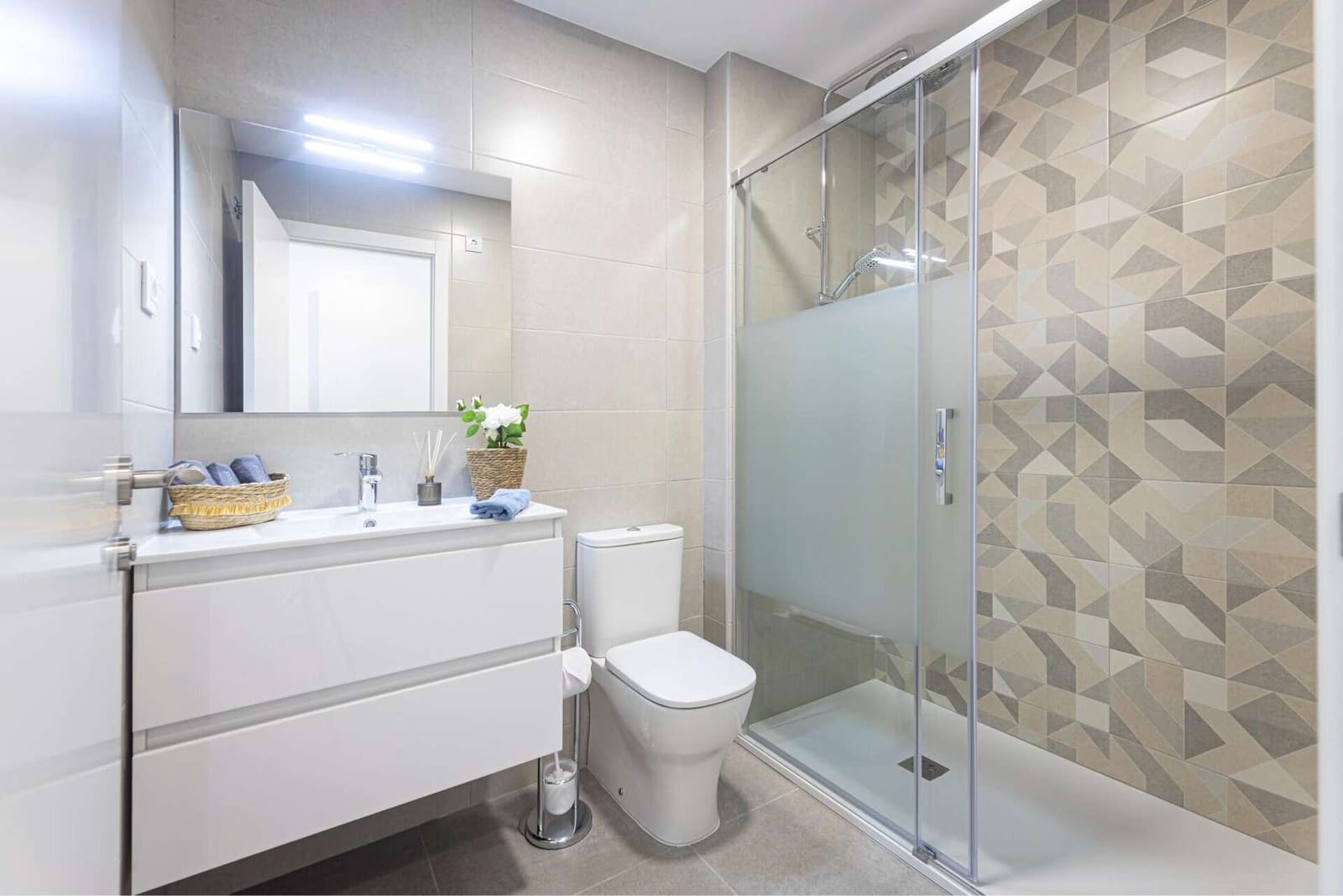 2 bedroom Apartment for sale in La Manga del Mar Menor with pool garage - € 196,028 (Ref: 9603113)