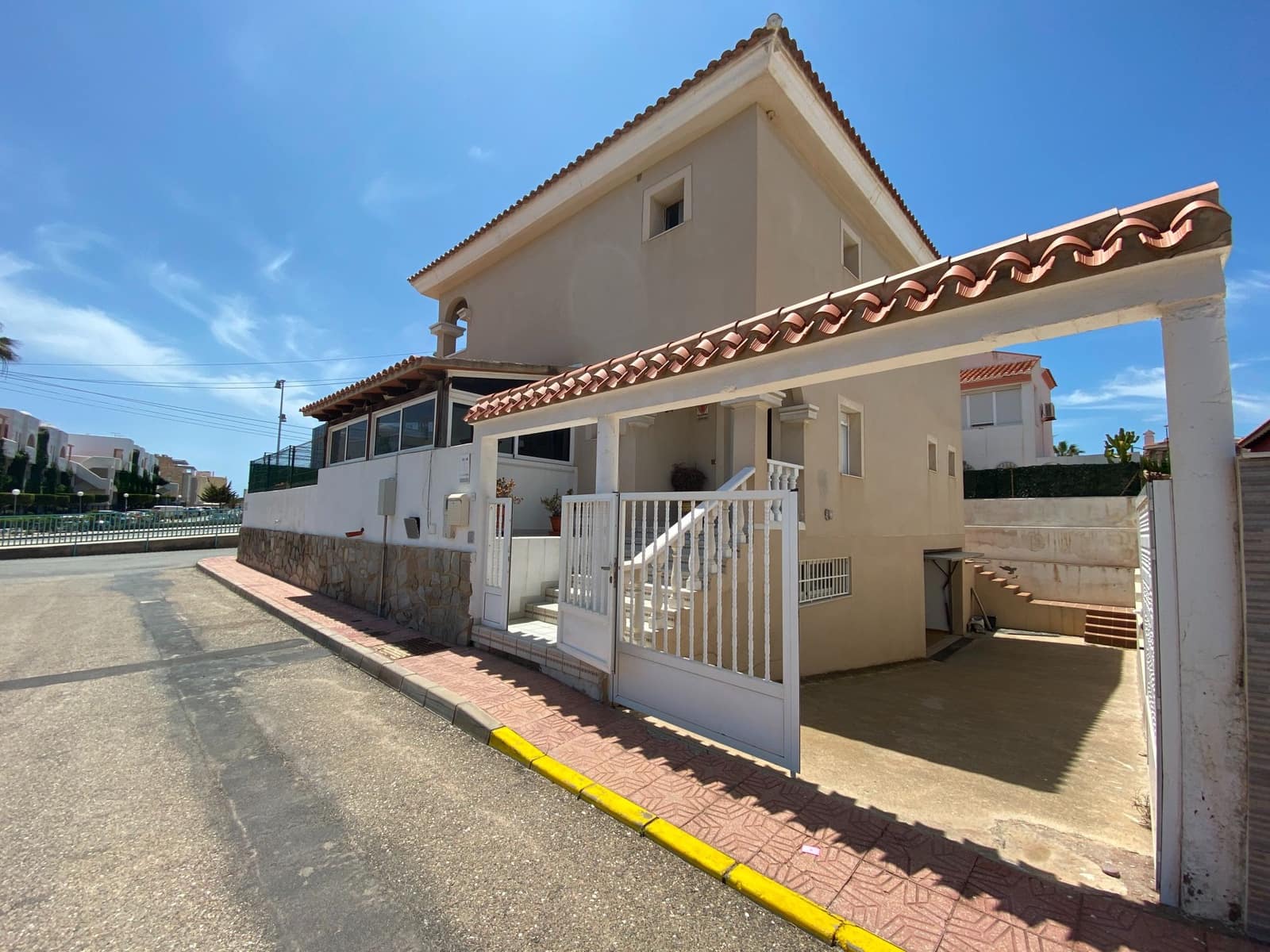 4 bedroom Villa for sale in Garrucha with garage - € 499,950 (Ref: 9603159)