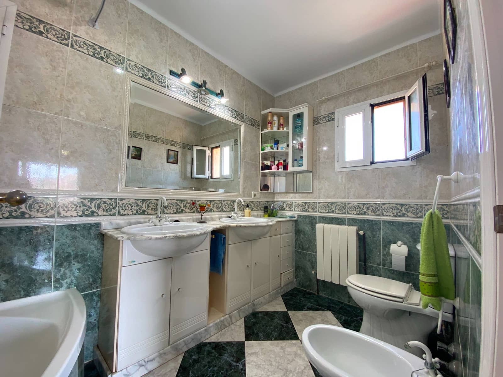 4 bedroom Villa for sale in Garrucha with garage - € 499,950 (Ref: 9603159)