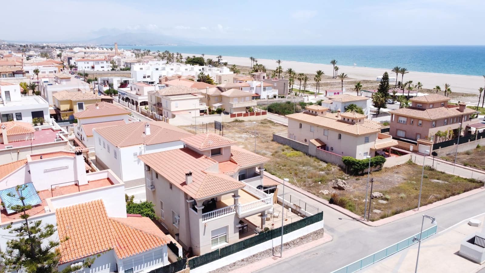 4 bedroom Villa for sale in Garrucha with garage - € 499,950 (Ref: 9603159)