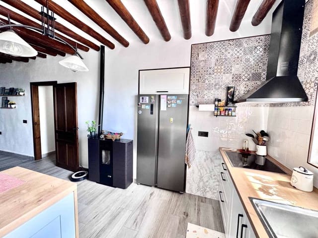 4 bedroom Villa for sale in Válor with garage - € 79,000 (Ref: 9737723)