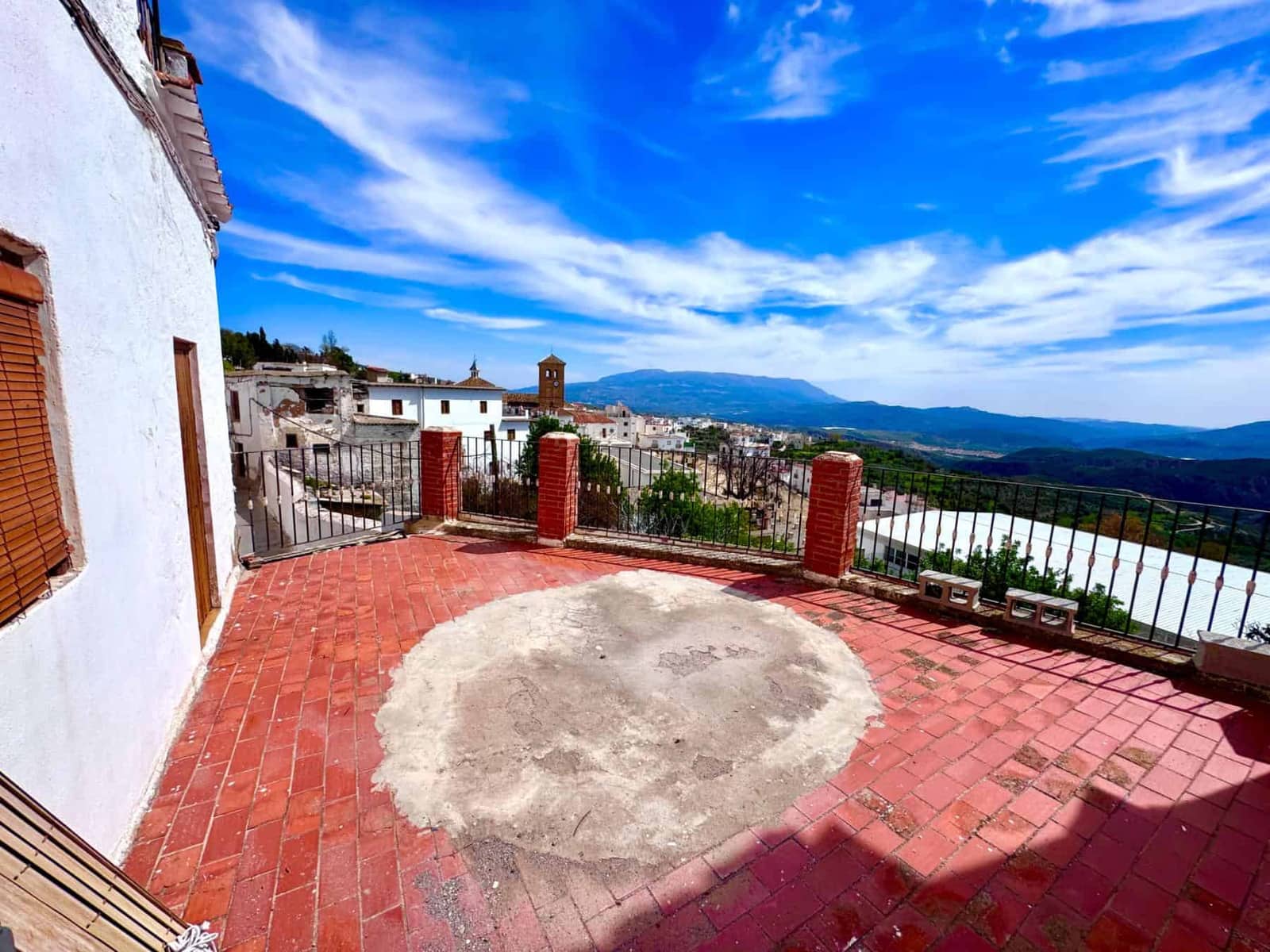 4 bedroom Villa for sale in Valor with garage - € 79,000 (Ref: 9737723)