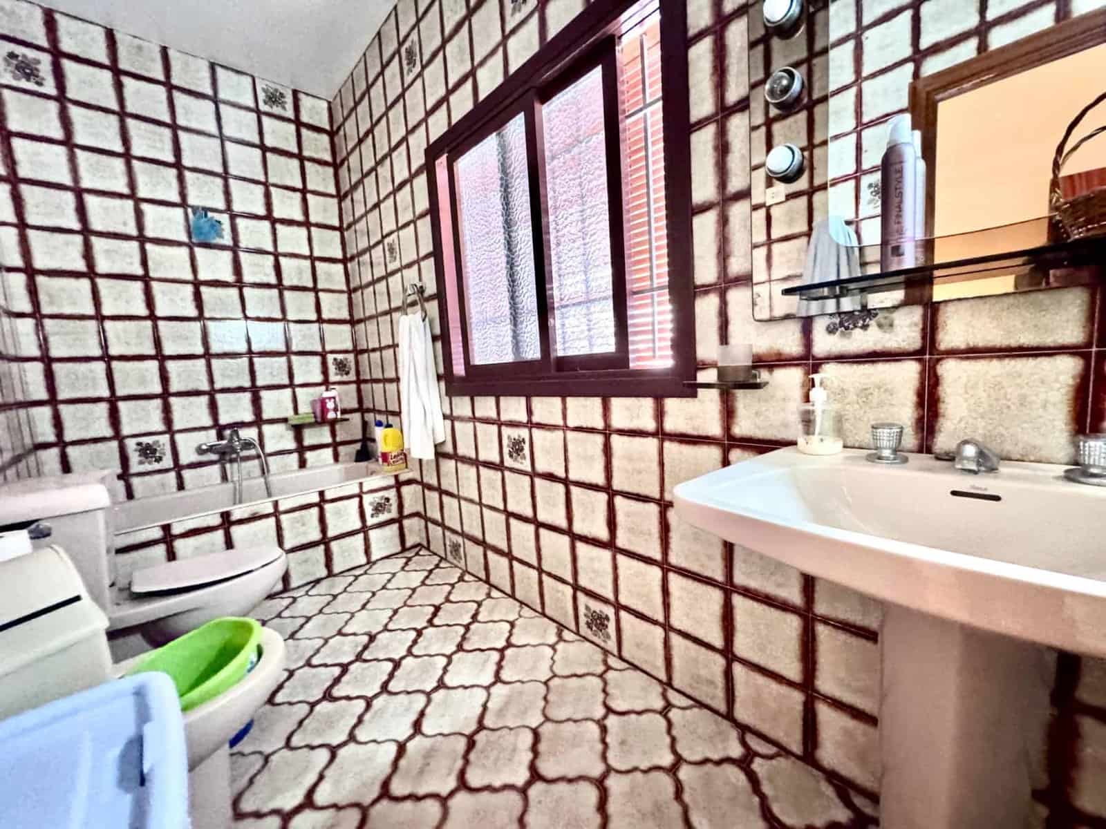 4 slaapkamer Huis te koop in Adra met garage - € 145.000 (Ref: 9815916)