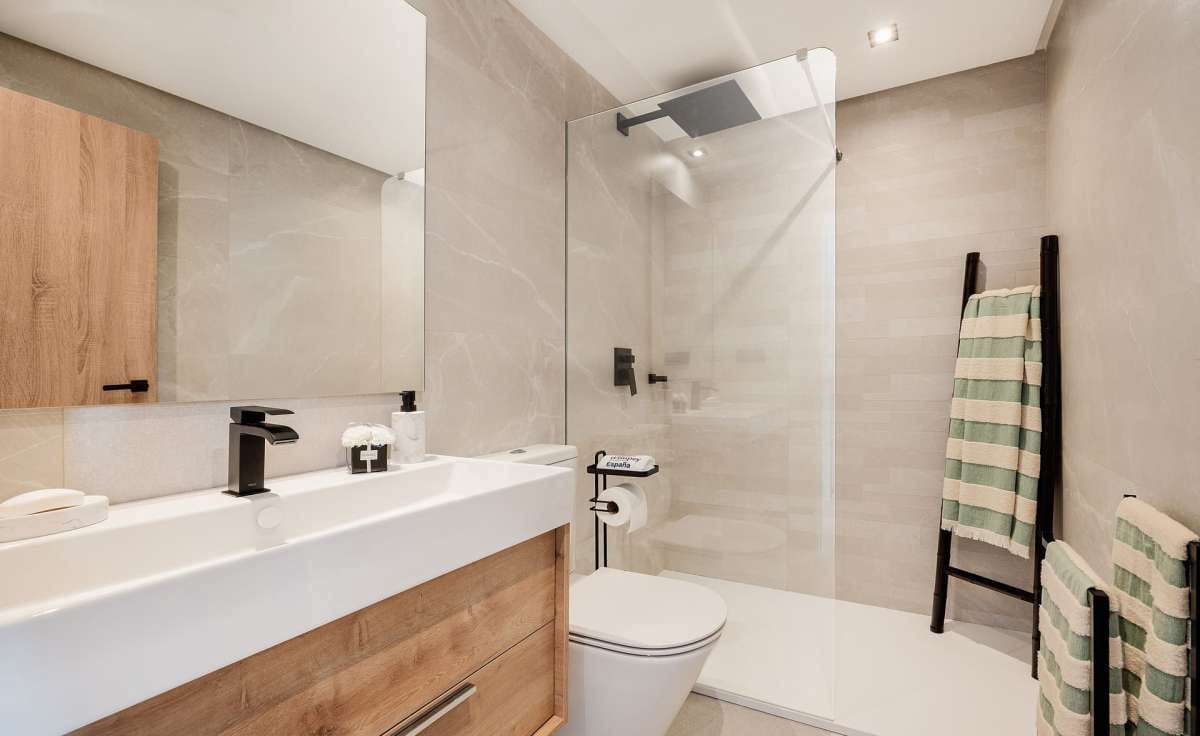 3 sypialnia Dom na sprzedaż w Istan z basenem garażem - 590 000 € (Ref: 10103727)