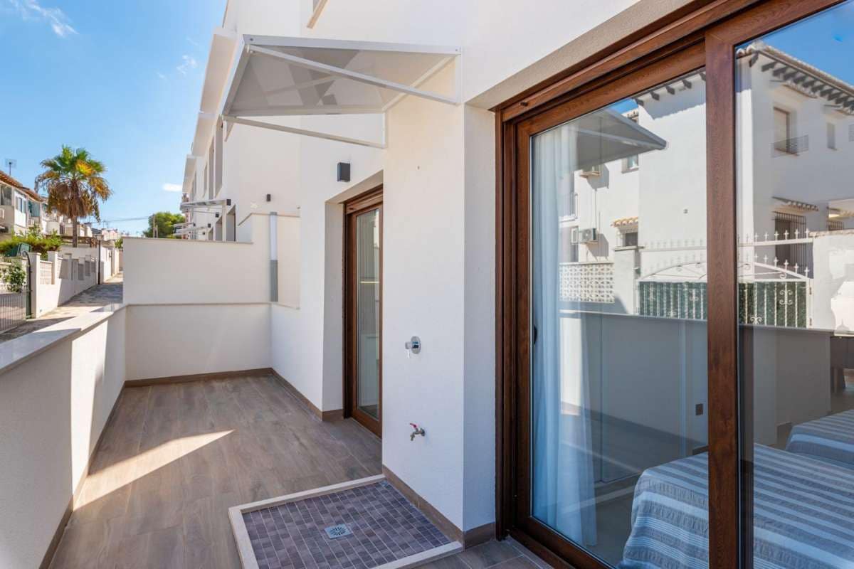 2 Zimmer Bungalow zu verkaufen in Torrevieja mit Pool Garage - 300.000 € (Ref: 10103754)