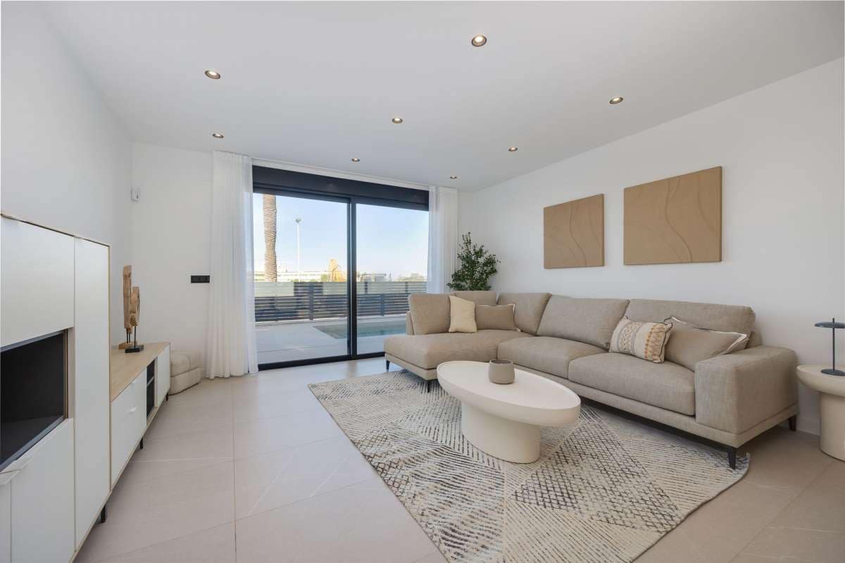 3 soverom Villa til salgs i Torrevieja med svømmebasseng garasje - € 585 000 (Ref: 10185829)