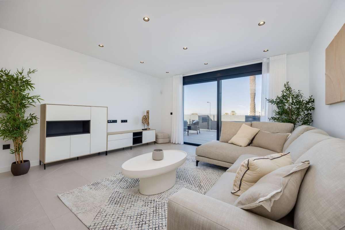 3 soverom Villa til salgs i Torrevieja med svømmebasseng garasje - € 585 000 (Ref: 10185829)