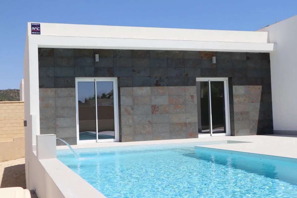 3 soveværelse Villa til salg i La Romana med swimmingpool - € 320.000 (Ref: 9050264)
