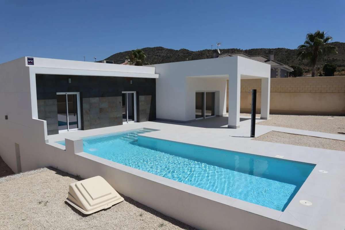 3 soveværelse Villa til salg i La Romana med swimmingpool garage - € 345.000 (Ref: 9050264)