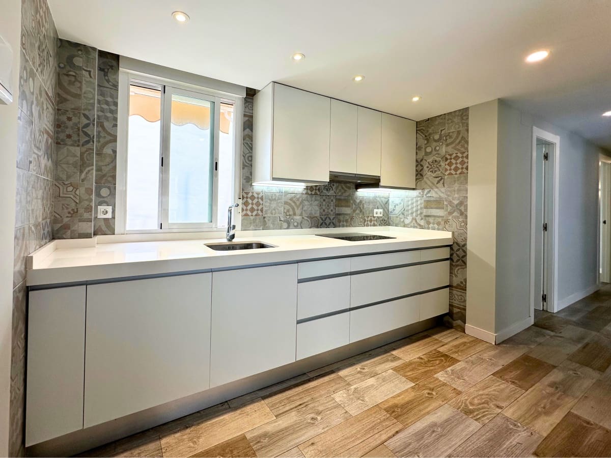 4 soveværelse Lejlighed til salg i Alicante by med garage - € 365.000 (Ref: 9053724)