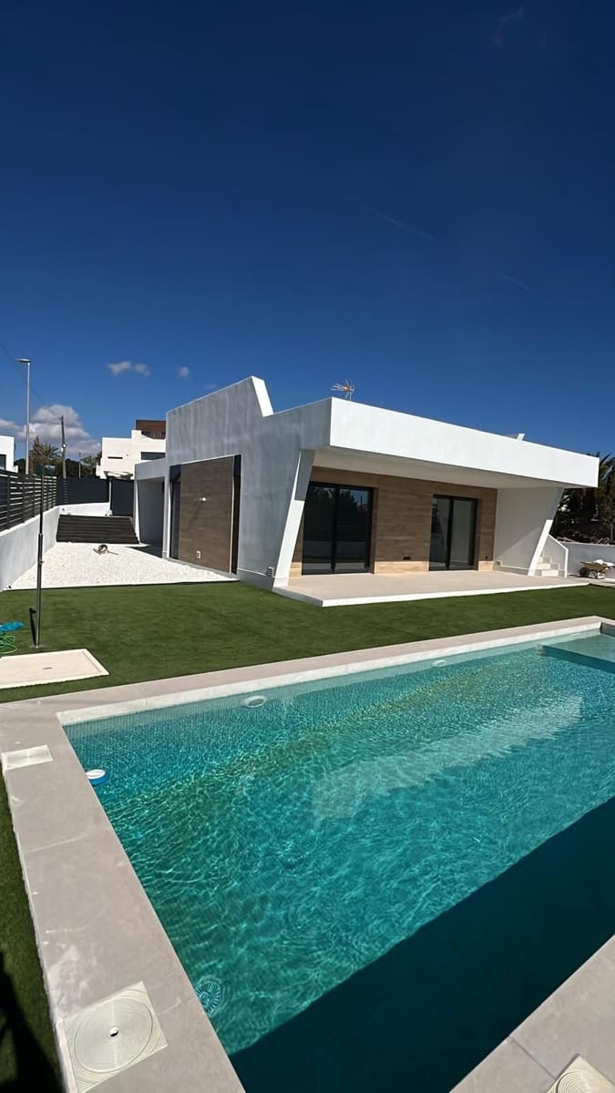 3 bedroom Villa for sale in Ciudad Quesada with pool garage - € 690,000 (Ref: 9118376)