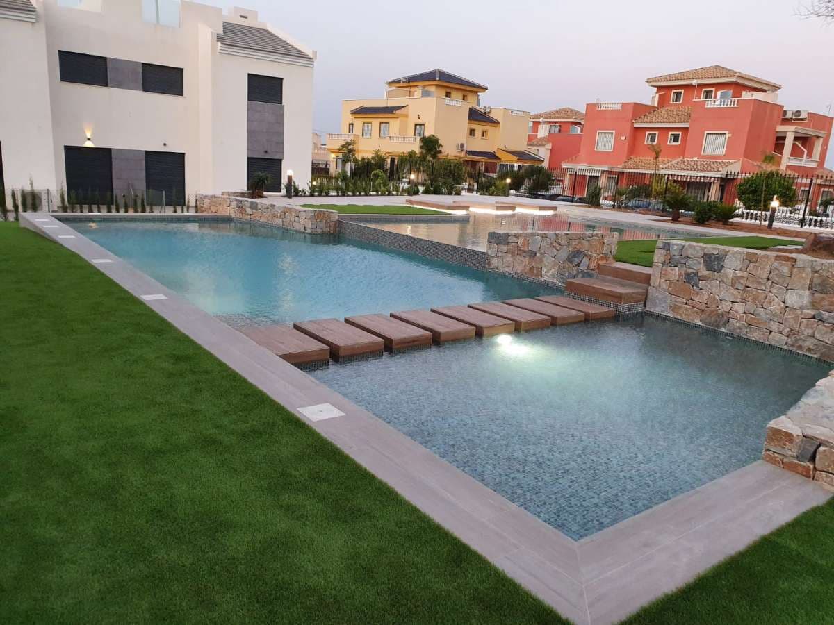 3 sypialnia Bungalow na sprzedaż w Torrevieja z basenem garażem - 279 900 € (Ref: 9124034)