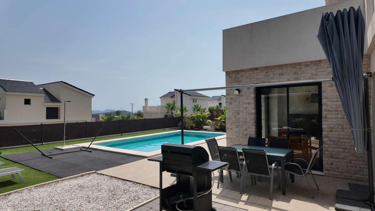 3 bedroom Villa for sale in Polop with pool garage - € 549,900 (Ref: 9184876)